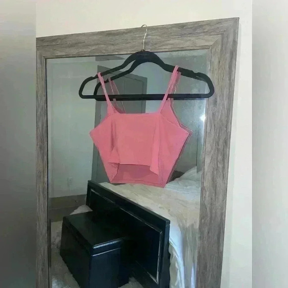 Pink cropped althetic work out tank with built in bra - Picture 2 of 2